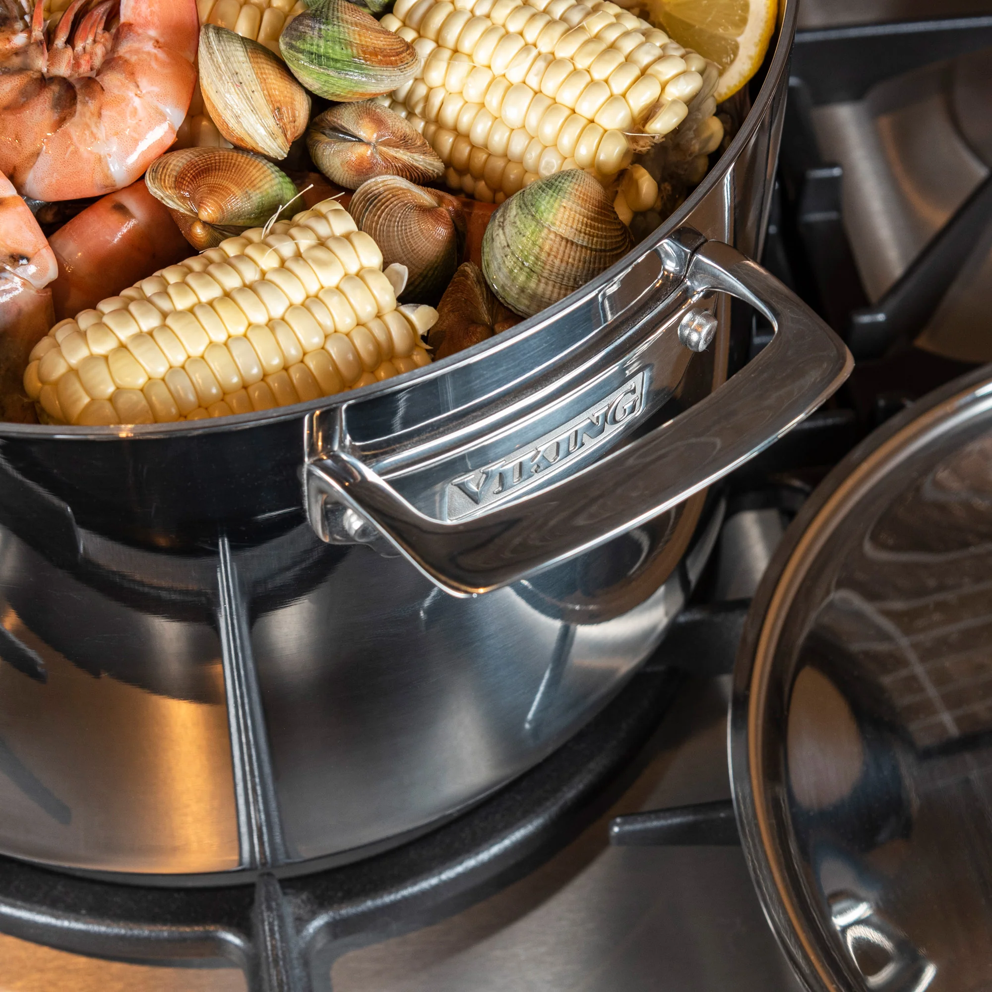 Viking 3-Ply Stainless Steel 12-Quart Stock Pot with Metal Lid - Image 9